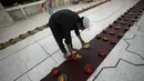 Salah satu petugas menyiapkan menu berbuka puasa bersama di salah satu masjid yang ada di Peshawar, Pakistan, (29/6/2014). (REUTERS/Fayaz Aziz)