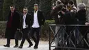 Neymar (3kiri) didampingi pengacara saat meninggalkan Kantor Pengadilan Spanyol di Madrid, Selasa (2/2/2016). Neymar diduga terlibat penggelapan pajak. (AFP/Javier Soriano)