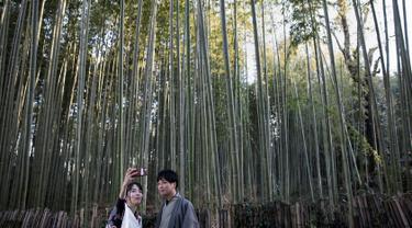 040047500_1549022694-20181208-Wisata-Hutan-Bambu-Sagano-di-Jepang-AFP-5
