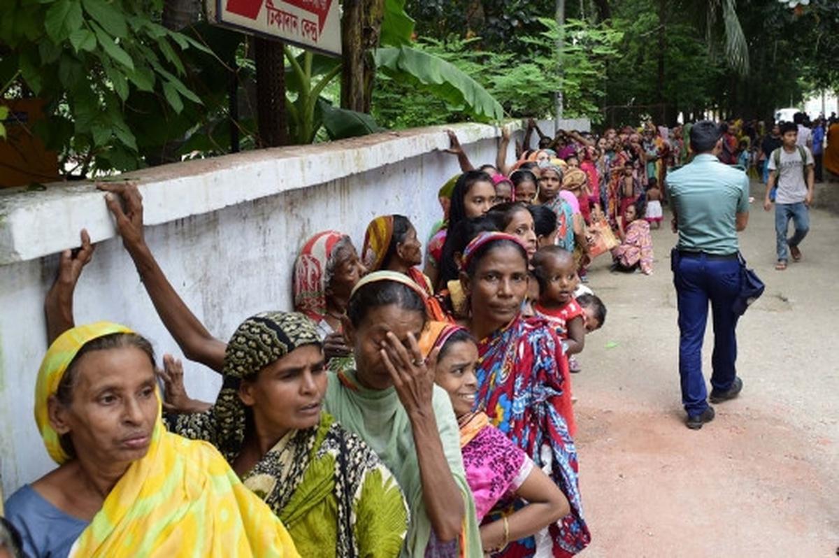 Momen langka, biksu di Bangladesh bagi-bagi takjil ke muslim