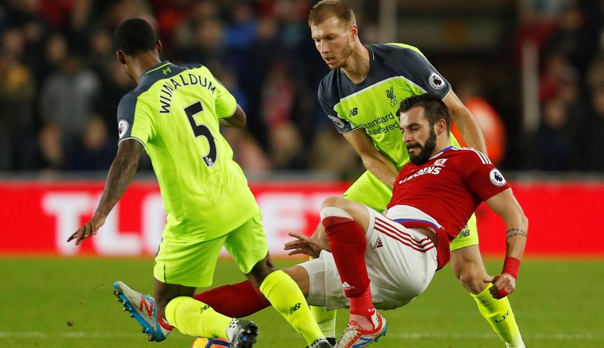 Striker Middlesbrough, Alvaro Negredo, berjibaku melawan para pemain Liverpool dalam lanjutan Premier League di Stadion Riverside, Middlesbrough, Rabu (14/12/2016) waktu setempat. (Action Images via Reuters/Ed Sykes)