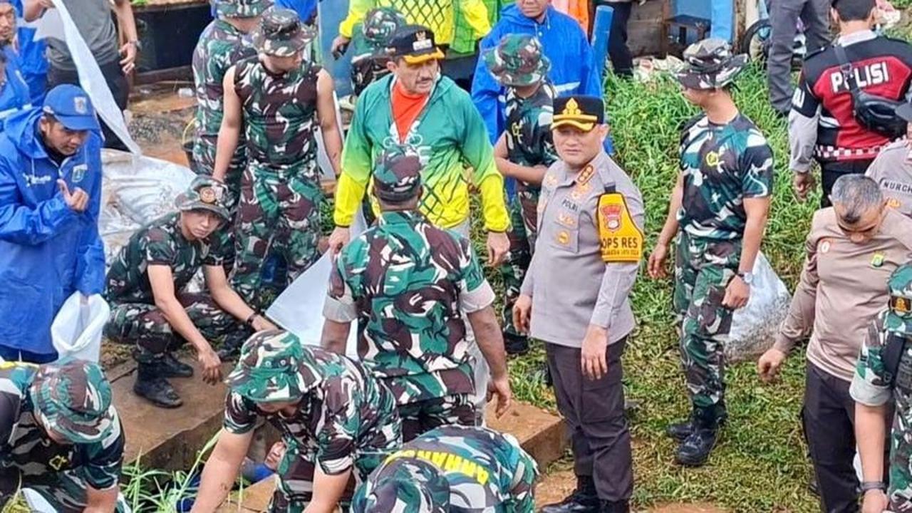 600 Personel Gabungan Bergerak Cepat dalam Pembersihan Sampah Pascabanjir Rawajati