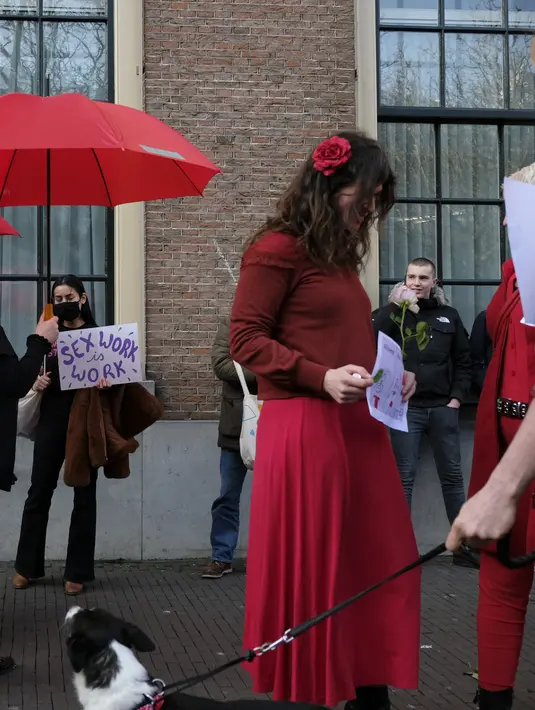 Pekerja seks menuntut untuk dapat bekerja ketika memprotes perlakuan dan stigma yang tidak setara selama demonstrasi di Den Haag, Belanda, Selasa (2/3/2021). Mereka berdemonstrasi di luar parlemen dalam protes terhadap penguncian keras virus corona oleh pemerintah. (AP Photo/Patrick Post)