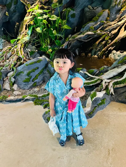 Bak asuh anak, gaya feminin Ameena dengan maxi dress warna biru dan mini hand bag Jacquemus warna putih. [@aurelie.hermansyah/@sus.irohh].