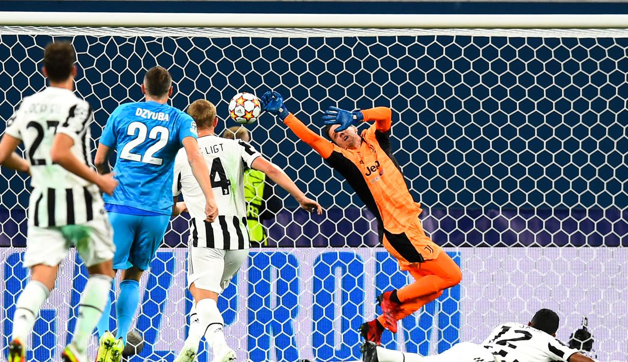 Pada menit ke-44 Zenit hampir membobol gawang Juventus. Sundulan bek Dmitri Chistyakov (tidak terlihat) usai memanfaatkan umpan sepak pojok masih dapat diamankan Wojciech Szczesny. Skor 0-0 bertahan hingga babak pertama usai. (AFP/Olga Maltseva)