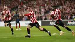 Gelandang Brentford, Sergi Canos berselebrasi setelah mencetak gol pembuka timnya ke gawang Arsenal pada laga pembuka Liga Inggris 2021/2022 di Brentford Community Stadium, Sabtu (14/8/2021) dini hari WIB. The Gunners tak berdaya dan takluk 0-2 dari Brentford. (AP photo/Ian Walton)