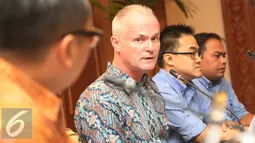 Presiden Direktur PT Sarimelati Kencana Stephen J. McCarthy (ketiga kanan) membantah isu yang menyebut Pizza Hut Indonesia dan Pizza Hut Delivery menggunakan bahan makanan kadaluwarsa, Jakarta, Minggu (4/9). (Liputan6.com/Immanuel Antonius)