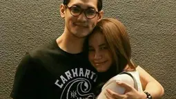 Penyanyi Rossa dan Afgansyah Reza tersenyum sambil berpelukan satu sama lain. Rossa dan Afgan sering terlihat tampil mesra dan jalan bareng. (Instagram/@afros279)