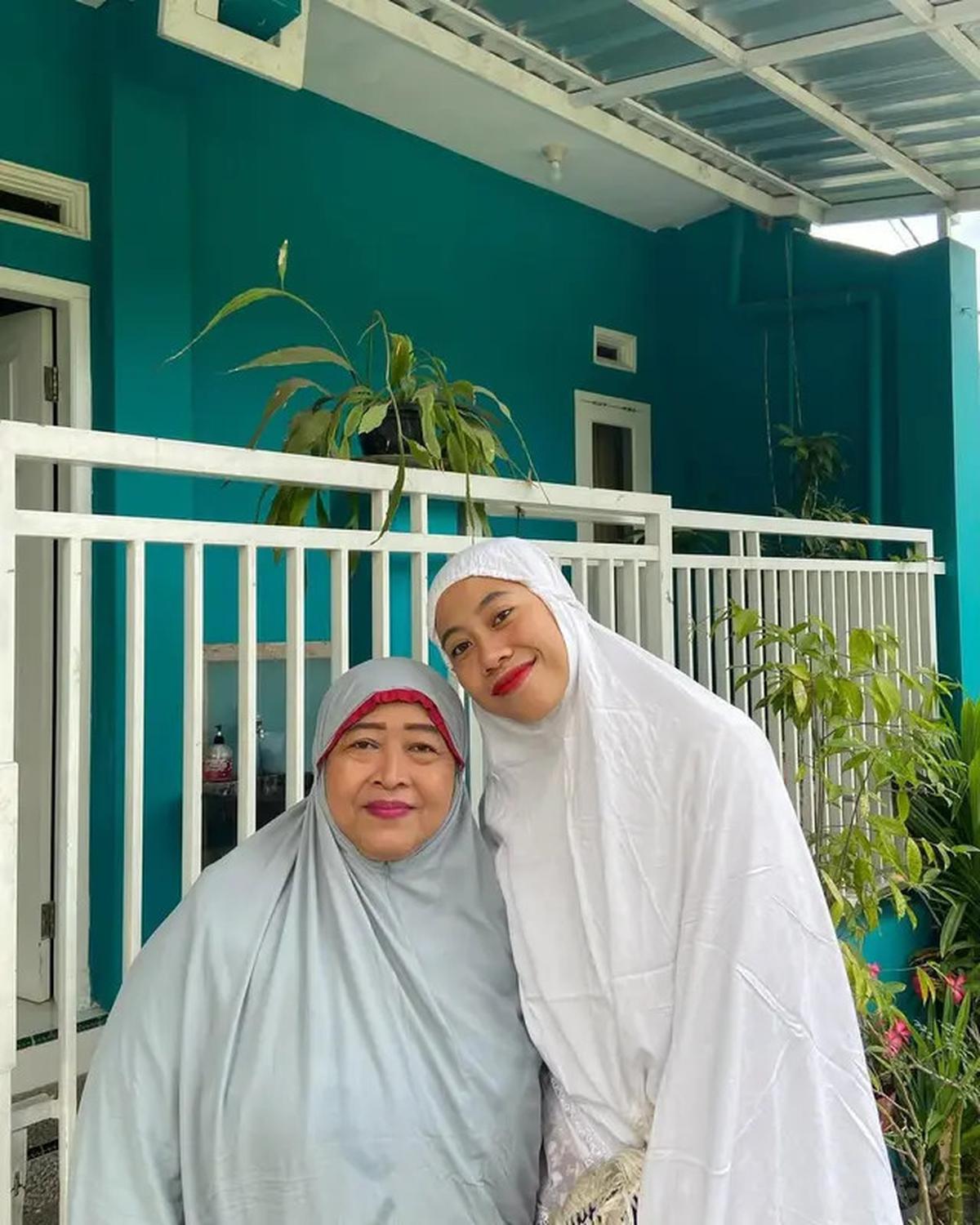 7 Potret Megawati Hangestri Bersama Keluarga di Jember, Pilih Jaga Ibu