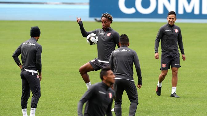 Gelandang Peru, Andre Carrillo (tengah) mengontrol bola saat mengikuti sesi pelatihan di Rio de Janeiro, Brasil (6/7/2019). Peru akan menghadapi Brasil pada babak final Copa America 2019. (AP Photo/Natacha Pisarenko)