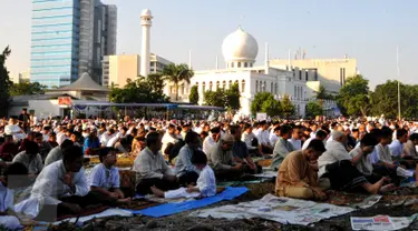 Ribuan umat muslim menunaikan ibadah salat Idul Fitri 1 Syawal 1436 H di Masjid Agung Al Azhar Jakarta, Jumat (17/7/2015). Warga juga memadati halaman masjid untuk bersama-sama menunaikan salat Id. (Liputan6.com/Yoppy Renato)