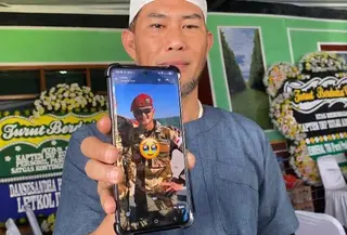 Pihak keluarga menunjukkan foto Kapten Inf Zulmi Aditya Iskandar, prajurit TNI asal Cimahi yang gugur di Lebanon. (Liputan6.com/ Dikdik Ripaldi)