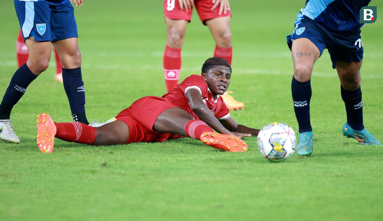 Pemain Timnas Indonesia U-20, Hugo Samir, saat melawan Guatemala pada laga turnamen mini di Stadion Utama Gelora Bung Karno (SUGBK), Selasa (21/2/2023).  (Bola.com/M Iqbal Ichsan)