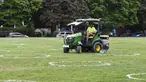 Pekerja menggambar lingkaran putih di Taman Trinity Bellwoods, Toronto, Kanada, Kamis (28/5/2020). Taman Trinity Bellwoods digambari lingkaran-lingkaran putih sebagai proyek uji coba untuk mendorong warga melakukan jaga jarak fisik (physical distancing) selama pandemi COVID-19. (Xinhua/Zou Zheng)