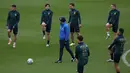 Para pemain Italia melakukan pemanasan selama sesi latihan tim di Coverciano, dekat Florence, Italia (11/11/2019). Italia akan bertanding melawan Bosnia Herzegovina dan Armenia pada Grup J Piala Eropa 2020. (Claudio Giovannini / ANSA via AP)