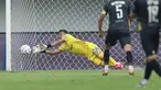 Kiper Dewa United FC, M Natshir Fadhil Mahbuby berusaha menghalau bola tendangan pemain Arema FC pada laga pekan pertama BRI Liga 1 2023/2024 antara Dewa United melawan Arema FC di Stadion Indomilk, Tangerang, Minggu (2/7/2023). (Bola.com/Bagaskara Lazuardi)