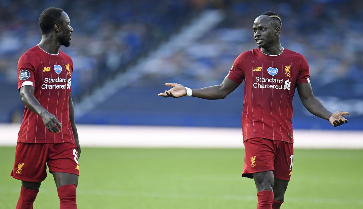 Striker Liverpool, Sadio Mane, berbincang dengan Naby Keita saat melawan Everton pada laga Premier League di Stadion Goodison Park, Minggu (21/6/2020). Laga Derbi Merseyside edisi ke-236 itu berakhir 0-0. (AP/Peter Powell)