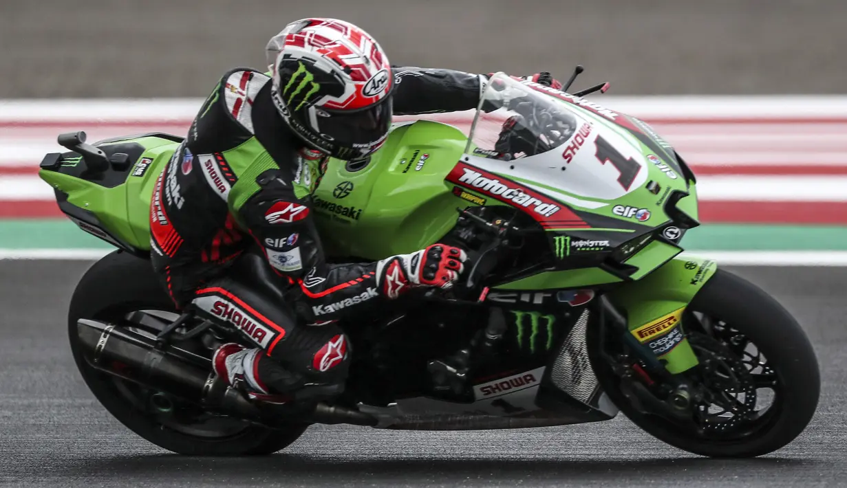 Hasil apik Jonathan Rea berlanjut di Race 2 Mandalika 2021. Pembalap Kawasaki tersebut berhasil naik podium pertama lagi pada balapan yang berlangsung Minggu (21/11/2021) sore WIB. (AP/Achmad Ibrahim)