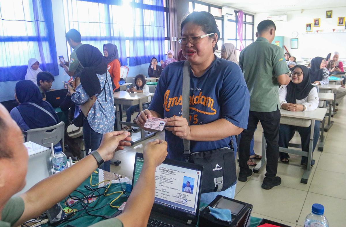 FOTO: Antusias Siswa dan Orang Tua Manfaatkan Layanan Kependudukan di SDN Kebagusam 01