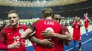 Harry Kane dan Jamie Vardy merayakan kemenangan timnya atas Jerman 3-2 pada laga persahabatan di Stadion Olympik, Berlin, Minggu (27/3/2016). (AFP/Odd Andersen)