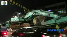 Truk pengangkut alat berat tersangkut underpass Pasar Minggu, arus lalu lintas menuju Lenteng Agung macet 2 kilometer.