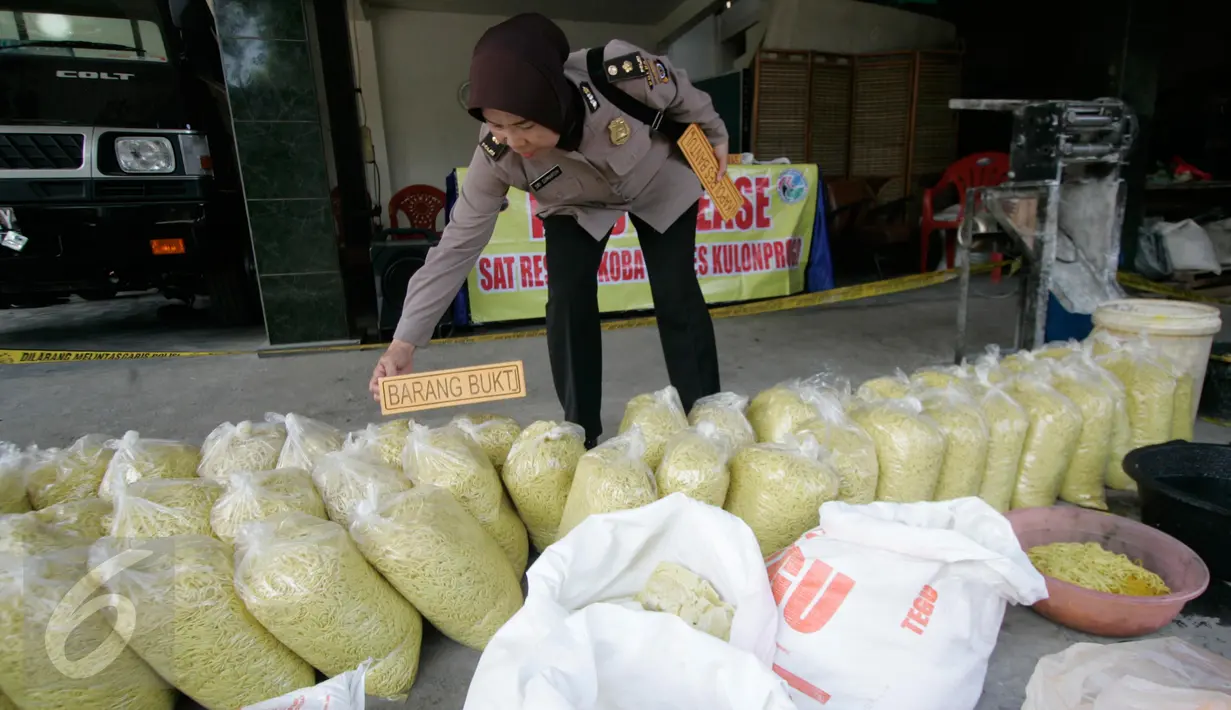 Petugas mengumpulkan barang bukti mie berformalin di Panggungharjo ,Sewon ,Bantul,Yogyakarta, (10/8). Pabrik diketahui menggunakan zat berformalian untuk meproduksi mie buatannya. (Boy Harjanto)