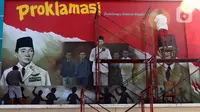 Pekerja tengah membuat mural detik detik proklamasi kemerdekaan Republik Indonesia di Pondok Aren, Tangerang Selatan, Rabu (22/7/2020). Pembuatan mural tersebut untuk menyambut HUT ke-75 kemerdekan RI pada bulan Agustus mendatang. (Liputan6.com/Angga Yuniar)