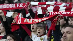 Para pendukung Arsenal bersorak mendukung tim kesayangannya jelang dimulainya laga pekan ke-31 Premier League 2023/2024 antara Arsenal menghadapi Luton Town pada laga pekan ke-31 Premier League 2023/2024 di Emirates Stadium, London, Rabu (3/4/2024) malam. (AP Photo/Frank Augstein)