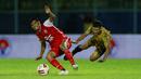 Gelandang Persija Jakarta, Sandi Sute (kiri) berebut bola dengan gelandang Bhayangkara Solo FC, TM Ichsan dalam laga matchday ke-3 Grup B Piala Menpora 2021 di Stadion Kanjuruhan, Malang, Rabu (31/3/2021). Persija menang 2-1 atas Bhayangkara Solo FC. (Bola.com/M Iqbal Ichsan)