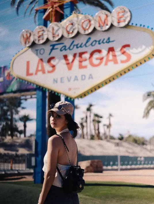 Las Vegas memang menjadi salah satu destinasi tujuan banyak selebriti ketika ke Negeri Paman Sam. Tampil dengan busana kasual, sosoknya terlihat keren ketika mengekspose punggungnya. (Liputan6.com/IG/@gegeelisa94)