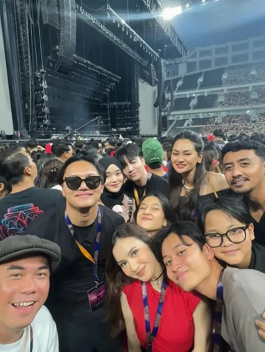 Terlihat juga pasutri Rizky Febian dan Mahalini yang hadir dengan pakaian kasual mereka. Rizky dengan kaos warna hitamnya, sedangkan Mahalini dengan blus merahnya.  [@rizkyfbian].