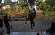 FOTO: Mengintip Latihan Upaya Penyelamatan Diri di Pinggiran Kali Ciliwung