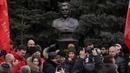 Orang-orang berfoto di depan patung pemimpin Soviet Josef Stalin dan Marsekal Uni Soviet lainnya Georgy Zhukov serta Aleksandr Vasilevsky di wilayah museum panorama "Pertempuran Stalingrad" di kota Volgograd, Rusia selatan yang dulunya dikenal dengan nama Stalingrad, Rusia, Rabu, 1 Februari 2023. Pertempuran Stalingrad dimulai pada Juli 1942 dan berlangsung selama 200 hari dengan pemboman udara, dan pertempuran dari rumah ke rumah antara Jerman di satu sisi dan tentara Soviet serta warga sipil di sisi lain. (AP Photo)