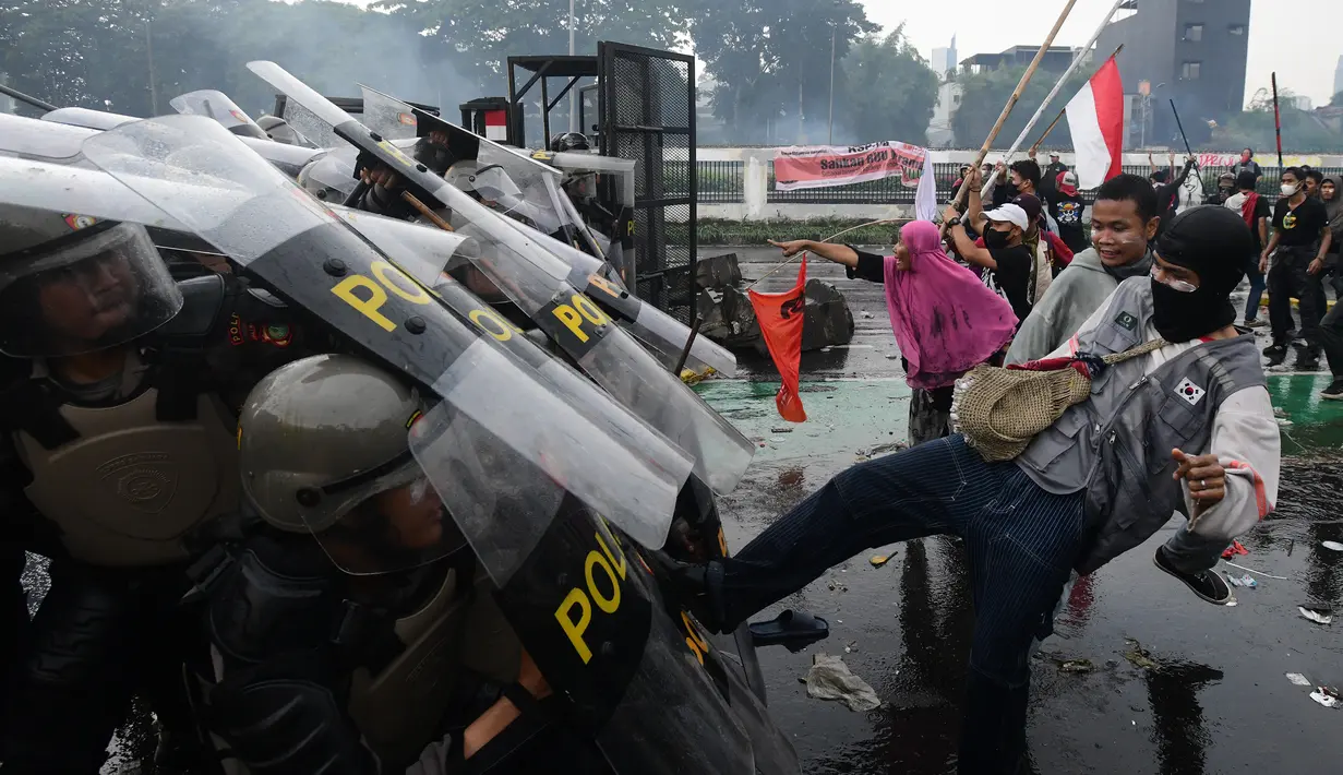 Aksi unjuk rasa yang dilakukan sekelompok massa dan mahasiswa di depan gedung MPR, DPR dan DPD, Jakarta, Kamis (28/8/2025) berlangsung ricuh. (merdeka.com/Arie Basuki)