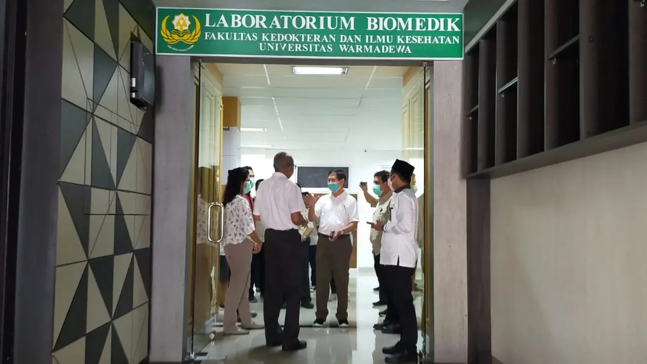 Staf Khusus Menteri Kesehatan Bidang Tata Kelola Pemerintahan, Daniel Tjen, meninjau laboratorium PCR universitas warmadewa, Denpasar, Senin (5/10)./Foto:ist