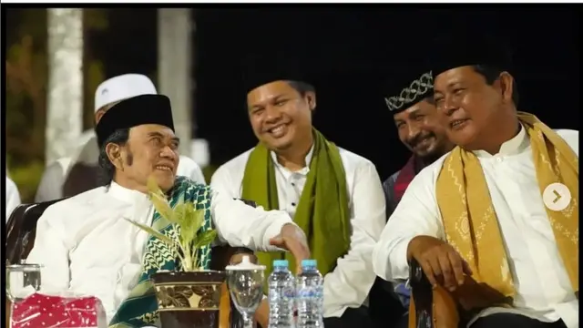 Rhoma Irama di Kalimantan Selatan dalam rangka mengisi tausiyah di acara Sholawatan dan Tausiyah. (Instagram @rhoma_official)