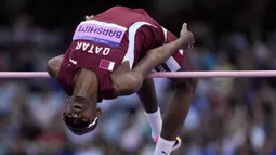 Atlet Qatar, Mutaz Barshim berkompetisi dalam pertandingan final cabang olahraga lompat tinggi Olimpiade Paris 2024 di Stade de France, Paris, Prancis, Sabtu (10/08/2024) waktu setempat. Ia berhasil mendapatkan medali perunggu dengan lompatan setinggi 2,34 meter. (AP Photo/Bernat Armangue)