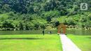 Wisatawan menikmati Situ Rawa Gede yang Instagrammable di kawasan Puncak Dua, Sukamakmur, Bogor, Jumat (6/1/2023). Meski kawasan Puncak Dua belum dikembangkan secara maksimal oleh Pemkab Bogor dan pemerintah pusat, warga seputar Jabodetabek dan Cianjur tetap antusias mengunjungi kawasan ini sebagai tempat wisata alternatif selain kawasan Puncak dan sekitarnya yang selalu didominasi kemacetan lalu lintas. (merdeka.com/Arie Basuki)