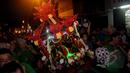Sejumlah warga menandu patung dewa saat malam perayaan Cap Go Meh di Bogor, Jawa Barat, Kamis (5/3/2015). Malam perayaan Cap Go Meh di Kota Bogor berlangsung meriah. (Liputan6.com/Helmi Fithriansyah)
