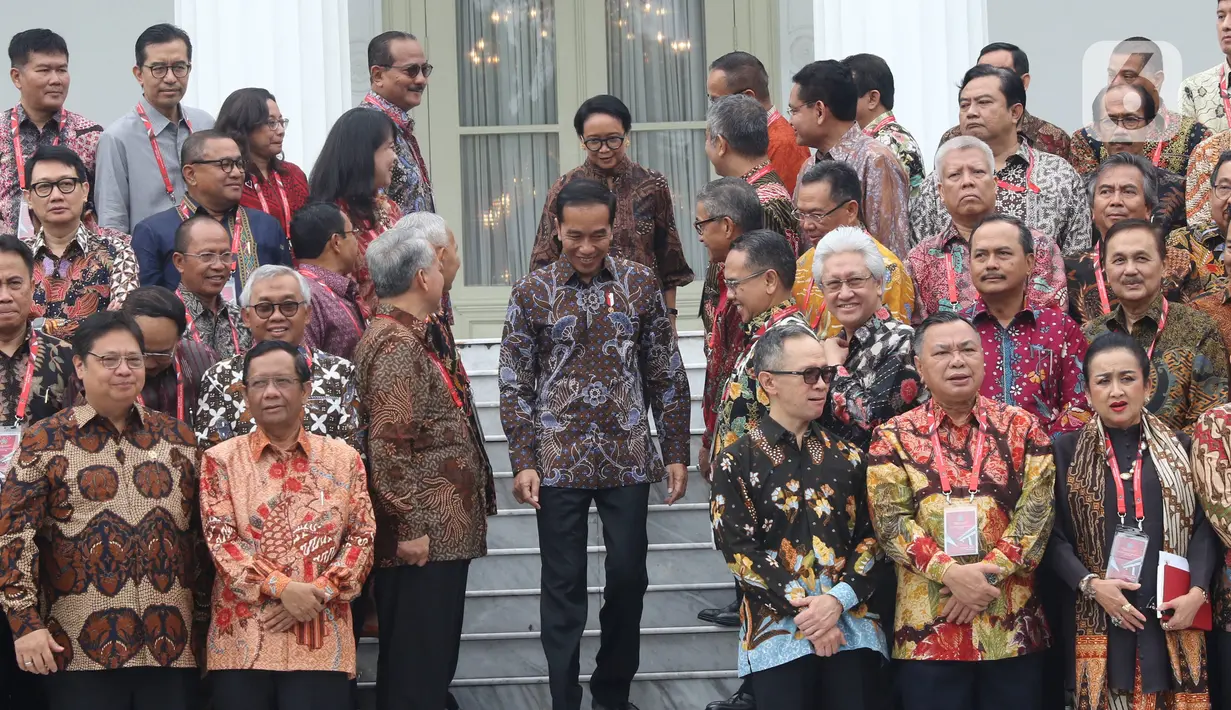 Presiden Joko Widodo (tengah) bersiap untuk berfoto bersama usai membuka Rapat Kerja (Raker) Kepala Perwakilan RI dengan Kementerian Luar Negeri di Istana Negara‎, Kamis (9/1/2020). Pembukaan Raker ditandai dengan pemukulan gong oleh Jokowi didampingi Menlu Retno Marsudi. (Liputan6.com/Angga Yuniar)