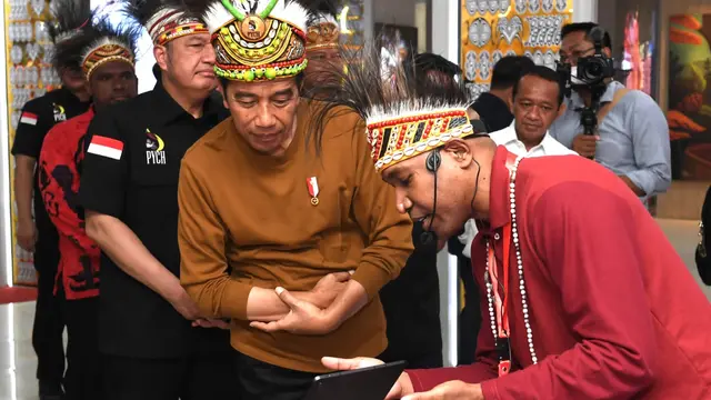 Dirut Yayasan Kitong Bisa, Jouhannes Faidiban, mempresentasikan aplikasi pembangunan berkelanjutan di depan Presiden Jokowi