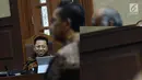 Terdakwa dugaan korupsi proyek e-KTP, Setya Novanto (kiri) menyimak keterangan saksi pada sidang lanjutan di Pengadilan Tipikor, Jakarta, Kamis (8/3). Sidang mendengar keterangan saksi-saksi. (Liputan6.com/Helmi Fithriansyah)