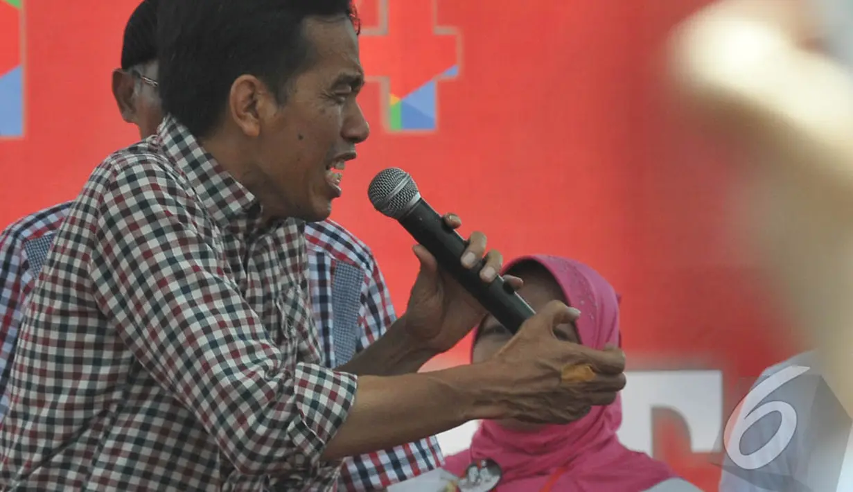 Jokowi sempat bercerita tentang pengalaman lucunya ketika tangannya ditarik warga yang rebutan berjabat tangan dengan dirinya, Madiun, Jawa Timur, Sabtu (28/6/2014) (Liputan6.com/Herman Zakharia)