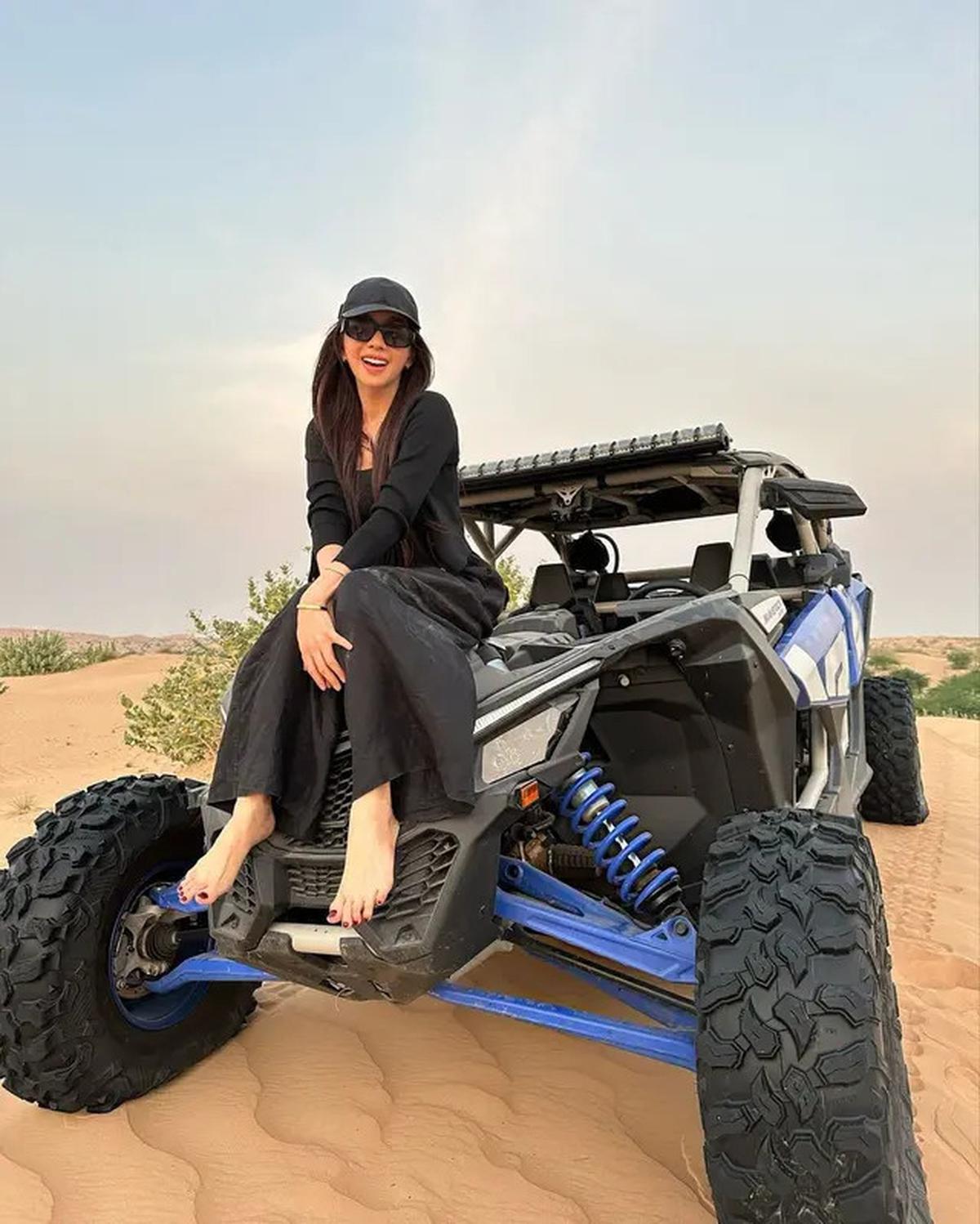 7 Poret Angel Karamoy Jajal Offroad di Padang Pasir Dubai, Dapat Saudara Baru