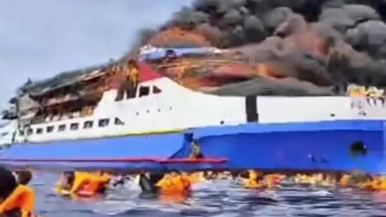 Potret Momen Dramatis Korban Kebakaran KM Barcelona Terombang-ambing di Laut