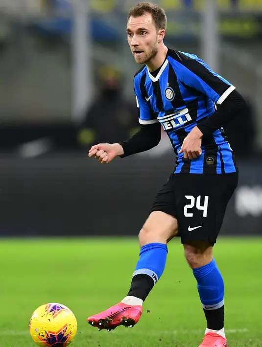 Gelandang Inter Milan, Christian Eriksen mengumpan bola saat bertanding melawan Fiorentina pada perempat final Coppa Italia di stadion San Siro,  Milan, Rabu (29/1/2020). Inter kabarnya harus mengeluarkan uang 20 juta euro untuk Christian Eriksen. (AFP Photo/Miguel Medina)
