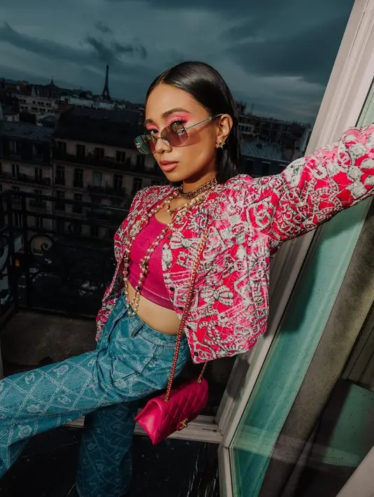 Niki Zefanya tampil vibrant mengenakan crop top yang dipadukan outerwear warna pink, dan celana denim Chanel. [@anggun_cipta/@nikizefanya/@asmaraabigail]