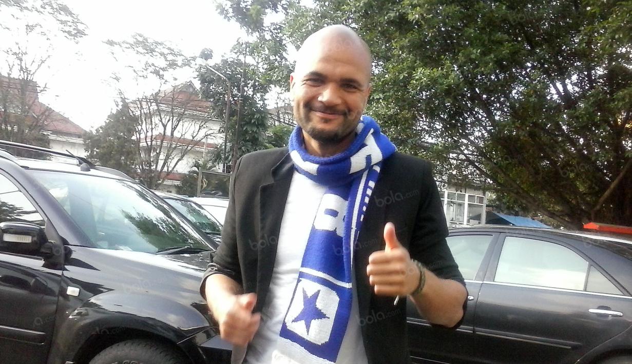 Sergio van Dijk saat mengunjungi mess Persib Bandung di Bandung, Rabu (18/5/2016). Tanggal 20 Desember 2013 SvD bergabung dengan klub Iran Sepahan. (bola.com/Erwin Snaz)