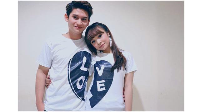 Pasangan ini kerap memakai baju couple, kompak banget.