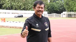 Indra Sjafri saat latihan Timnas Indonesia U-22 di Stadion Madya, Senayan, Jakarta, Rabu (26/11/2025).